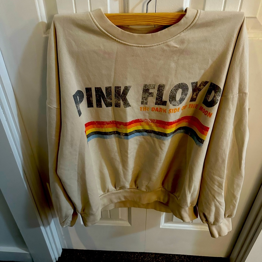 Cute retro fit oversized Pink Floyd crew neck from H&M.